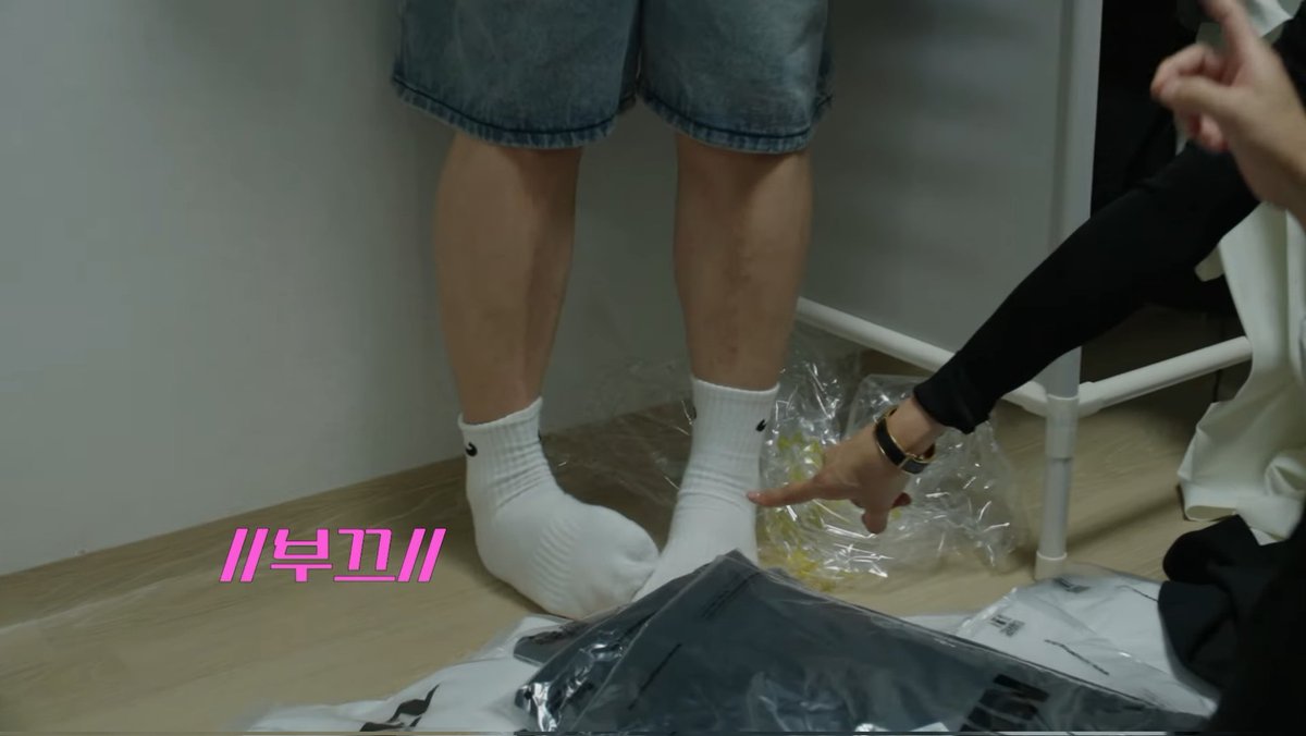 MY_LITTLE_BABE's tweet photo. 아니 근데 습관이 이렇게 생���먹은 것을 어떡함... 크롭도 않은 방송 송출 화면 그대로 캡쳐한 건데 귀여워도 못 하나(아무도 뭐라 안 했음) https://t.co/ALvrryuQkW