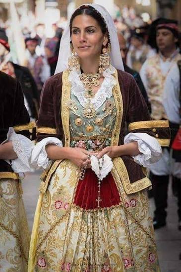 BatesSarah20518's tweet photo. Greeks don't look like this. And the problem isn't the darker complexion, its the other weird indian/gypsy/Mestizo phenotypic traits. This is definitely not representative of the phenotypic traits of ancient Neolithic Anatolians either, as we can see from Sardinians, who have the highest proportion of Anatolian Neolithic (Early European Farmer) ancestry, at over 80%.