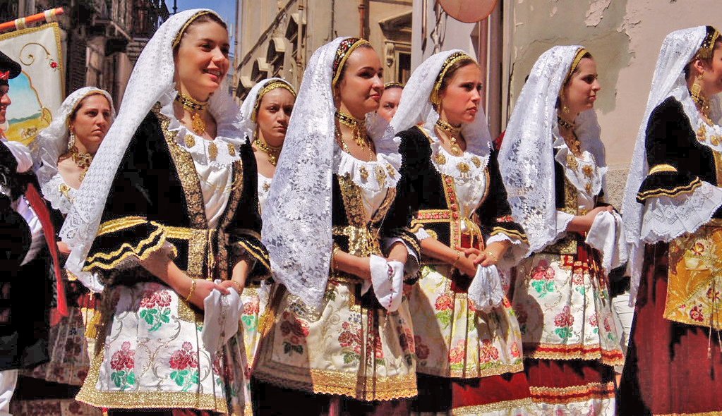 BatesSarah20518's tweet photo. Greeks don't look like this. And the problem isn't the darker complexion, its the other weird indian/gypsy/Mestizo phenotypic traits. This is definitely not representative of the phenotypic traits of ancient Neolithic Anatolians either, as we can see from Sardinians, who have the highest proportion of Anatolian Neolithic (Early European Farmer) ancestry, at over 80%.