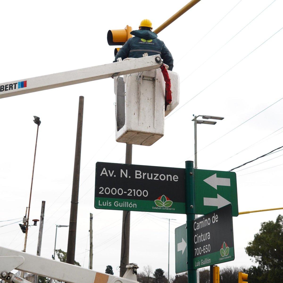 MunicipioEE's tweet photo. 🚦 Instalamos nuevos contadores de tiempo de semáforos en el cruce de la avenida Bruzone y Ruta 4 (Camino de Cintura) en #LuisGuillón. Seguimos trabajando para mejorar la seguridad vial y ordenar la circulación en el distrito.

#ElegimosEstar https://t.co/BQHgaXGiww