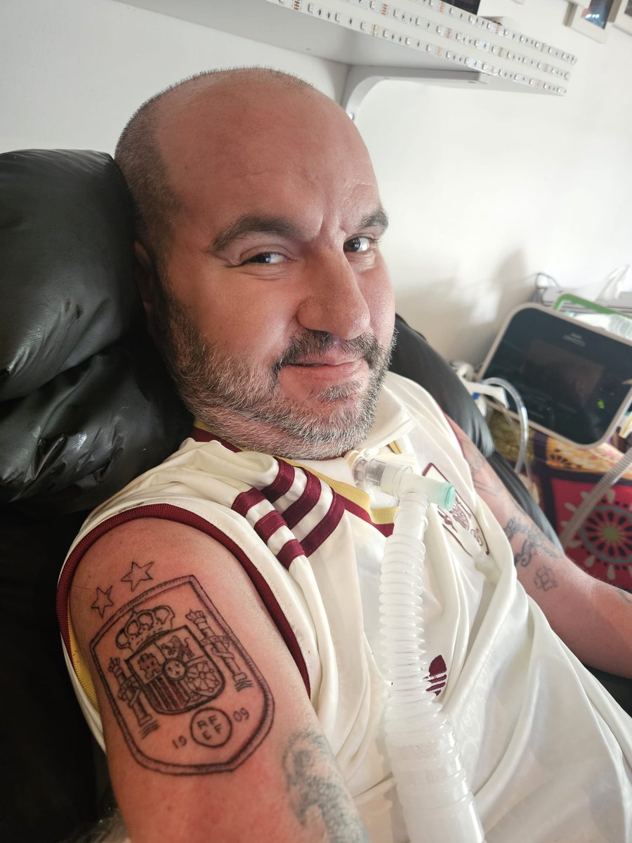 pons_sabate's tweet photo. Lo prometido es deuda.

¡Me he tatuado el escudo de la @SEFutbol con las dos estrellas! 🇪🇸 https://t.co/2B4ZH7XvDX