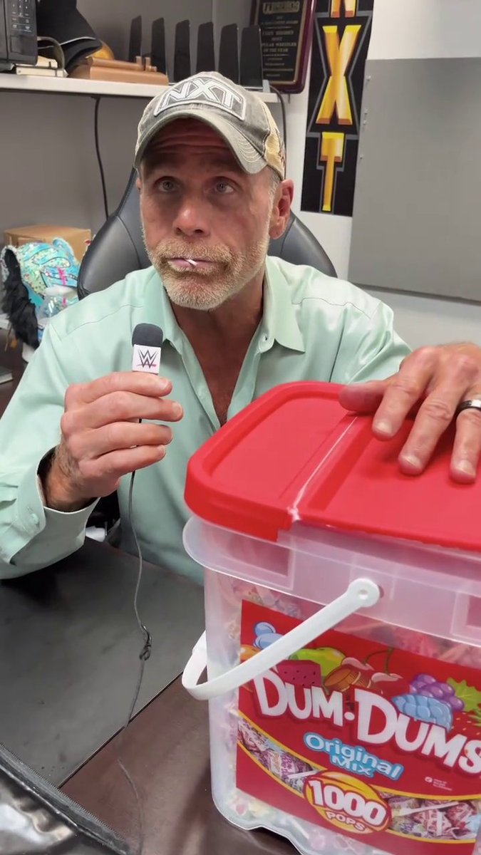 rawrsa's tweet photo. Shawn Michaels with his box of dum dums! https://t.co/ehYgKaKg6v