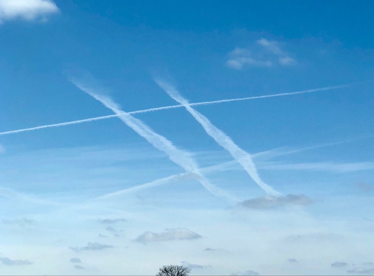 IndyCar577448's tweet photo. @davemckeeganofficial
Flat Earth, LOL   BUT while Nora constant the vapor trail behind jet engines can create long lived trails. Some of these days depending on the air setups the planes pass through.
These aircraft tails even get online ! https://t.co/cyIuVNQZdq