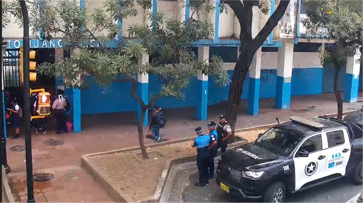 segura_ep's tweet photo. Las cámaras del C5 GYE de #SeguraEP monitorean la salida de clases de los estudiantes de las diferentes unidades educativas de #Guayaquil. 

En territorio contamos con más de 2.000 Agentes de Control Municipal de #SeguraEP con apoyo de la Policía Nacional.

Más vigilancia y prevención para las familias guayaquileñas. 

#AsiSeHaceGuayaquil
#CiudadDeTodos