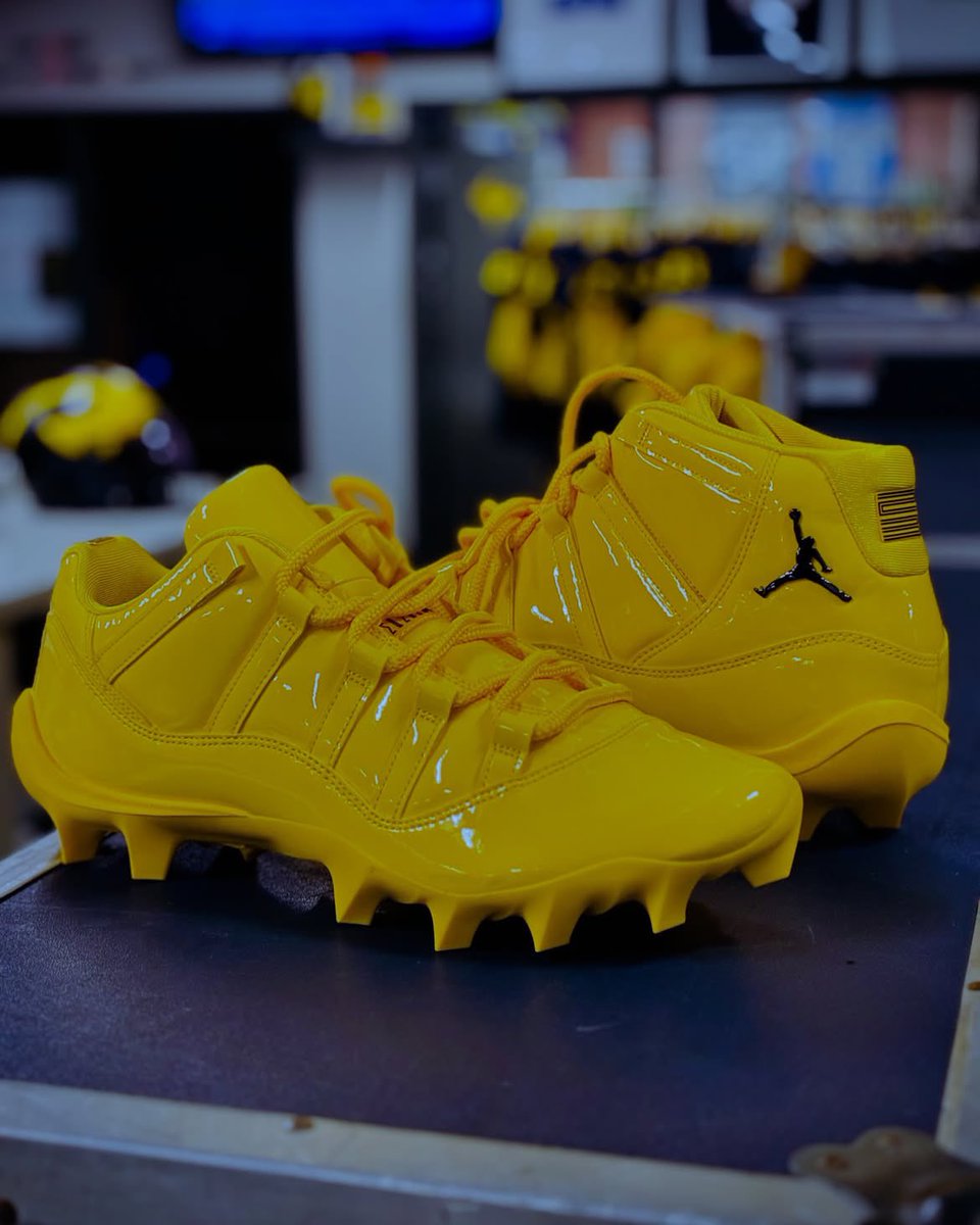 nicekicks's tweet photo. FIRST LOOK 👀

Michigan Wolverine’s Air Jordan 11 PE cleats for the upcoming season 〽️ @SonnyEquipment https://t.co/FZ1D3gnjQK