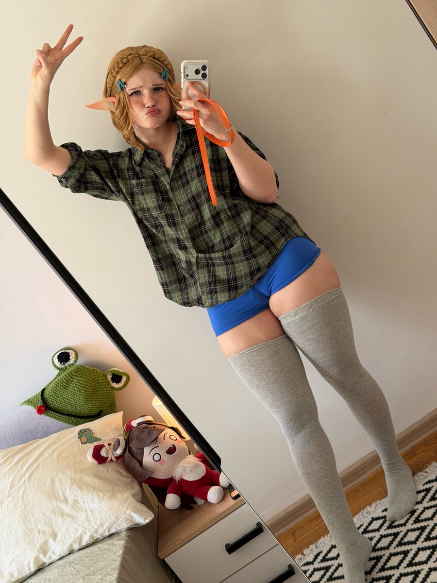 Neyrodesu's tweet photo. Saving Hyrule tomorrow. Princess Zelda needs a night in too 👑🤍 https://t.co/Yc3zGALhvJ