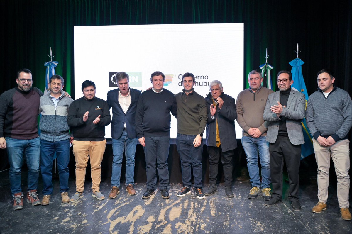 NachoTorresCH's tweet photo. CHUBUT Y RÍO NEGRO: UN ACUERDO HISTÓRICO PARA TODA LA COMARCA ANDINA

Junto a @Weretilneck, y los intendentes de la Comarca Andina, firmamos un acuerdo que pone fin a un conflicto de más de 25 años entre Chubut y Río Negro, transformando la deuda que la provincia vecina mantenía con Chubut en una obra energética que beneficiará a toda la región.

Son más de $17 mil millones de inversión, que se suman a la ya inaugurada repotenciación de la Estación Transformadora El Coihue, la línea de 33kV y la llegada de nuevos transformadores, para dejar atrás definitivamente los cortes de luz que durante tantos años afectaron a los vecinos de la Comarca.

Con diálogo, responsabilidad y una mirada regional y federal estamos demostrando que los problemas históricos también pueden tener soluciones históricas.