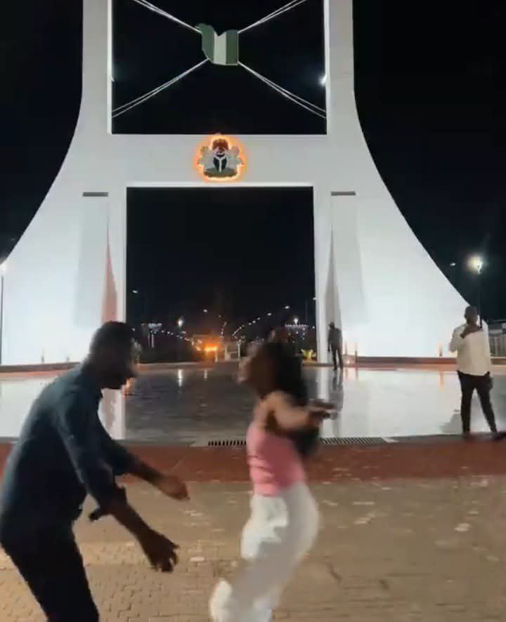 gsbabatunde's tweet photo. RENEWED HOPE CONSCIOUS ✅ ✅ ✅ 

Wike renovated City Gate for tourism...
Abuja couples said "we got other plans" 🤭
New lovers hotspot unlocked. https://t.co/6Joa13wqKR