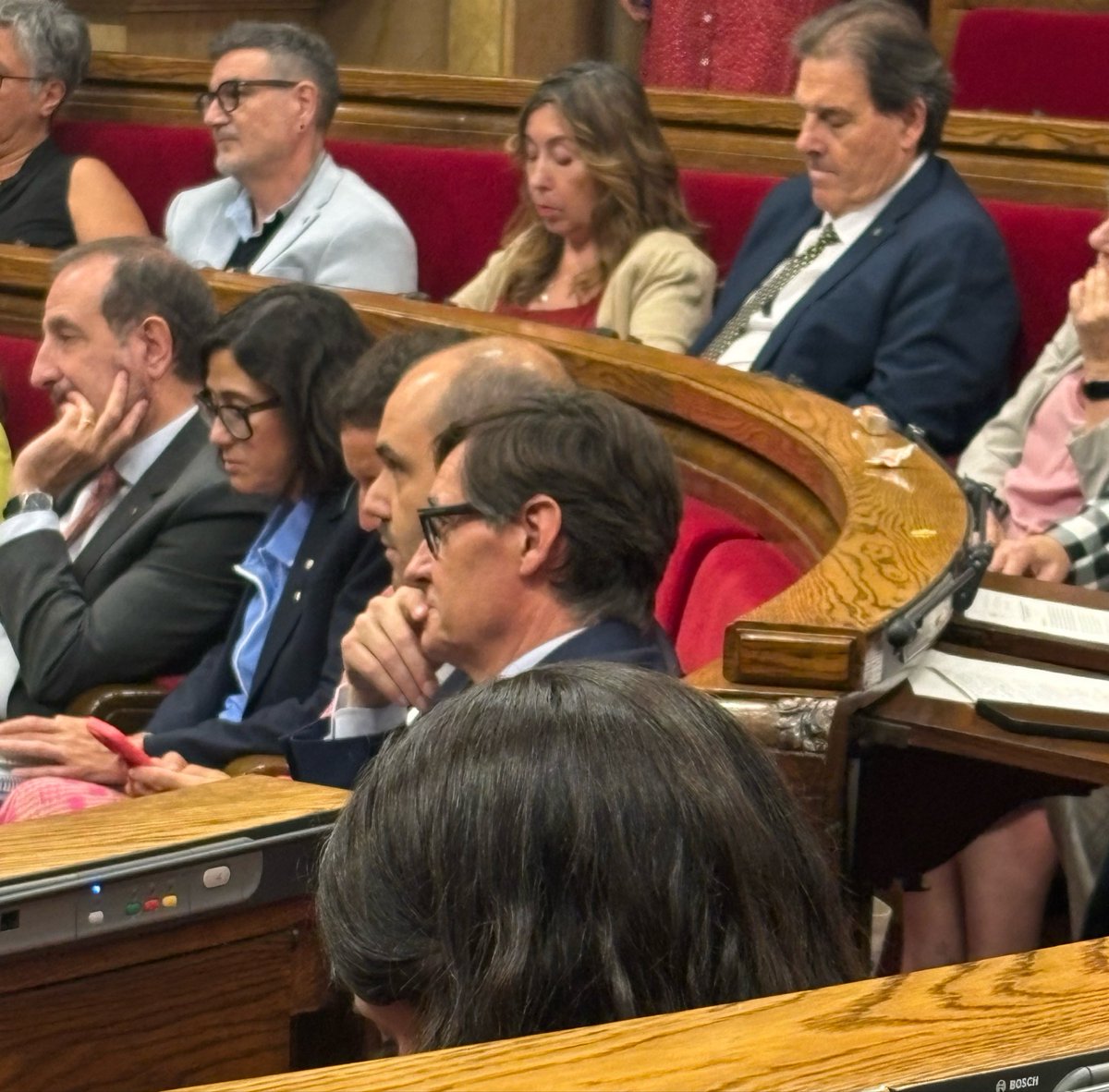 francescd's tweet photo. No veureu al TN ni als mitjans amics això que està passant ara al Parlament. 

El que havia de ser una simple comunicació del president Illa pel canvi d’un conseller s’ha convertit en una carnisseria pel PSC, l’evidència crua i dolorosa de la solitud i el mal govern dels socialistes i els seus 42 diputats.

Gairebé dues hores en què cap diputat, cap grup parlamentari, cap -ni els seus socis!- han salvat res del Govern Illa. Res. Ha estat un esbudellament que no recordo en anys al Parlament. Unanimitat absoluta.

Mala gestió, espanyolització i mal govern.

El país mereix més, molt més.

(Comuns i ERC: o sou uns cínics o uns mentiders, o no s’entén aguantar aquesta farsa.)