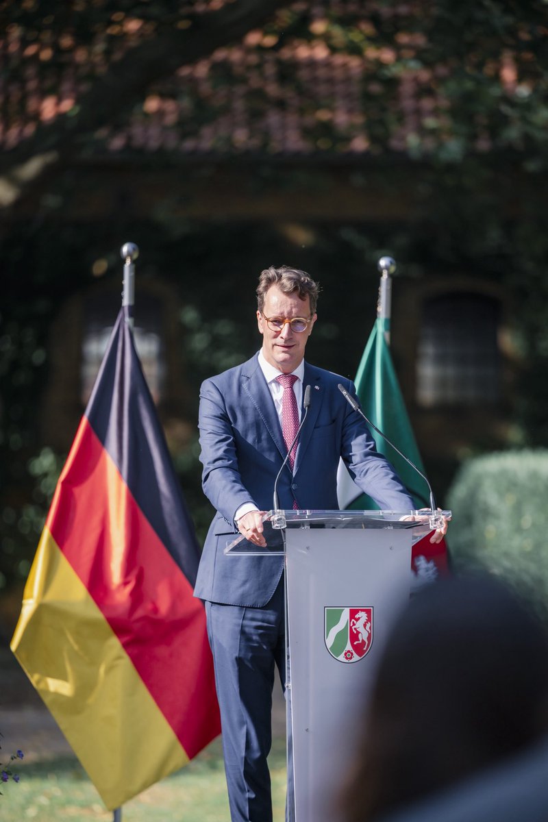 landnrw's tweet photo. Die Welt zu Gast in Warendorf: Auf dem Nordrhein-Westfälischen Landgestüt hat MP @HendrikWuest das Konsularische Korps empfangen. Rund 100 ausländische Staaten sind in #NRW konsularisch vertreten. Das Gestüt ist 200 Jahre alt &amp; eines der größten staatlichen in Europa. https://t.co/zUIbg6eJ76