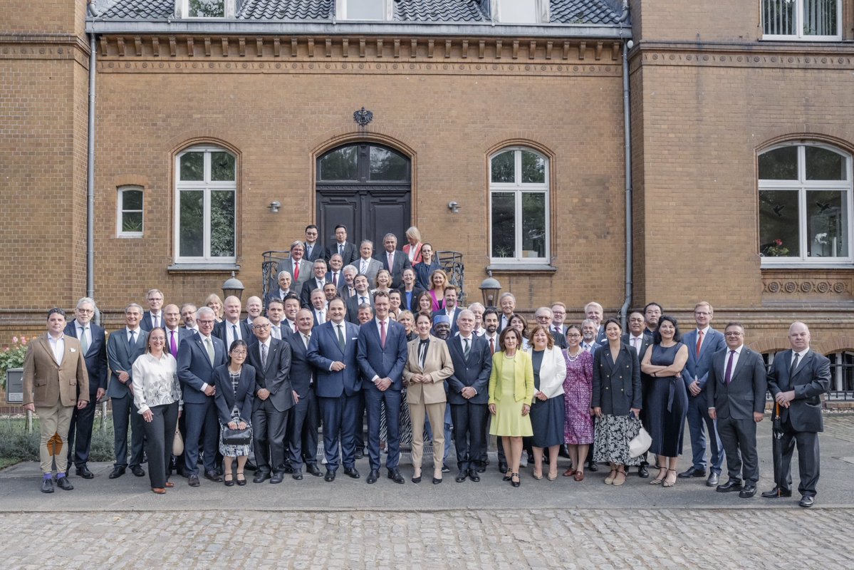 landnrw's tweet photo. Die Welt zu Gast in Warendorf: Auf dem Nordrhein-Westfälischen Landgestüt hat MP @HendrikWuest das Konsularische Korps empfangen. Rund 100 ausländische Staaten sind in #NRW konsularisch vertreten. Das Gestüt ist 200 Jahre alt &amp; eines der größten staatlichen in Europa. https://t.co/zUIbg6eJ76