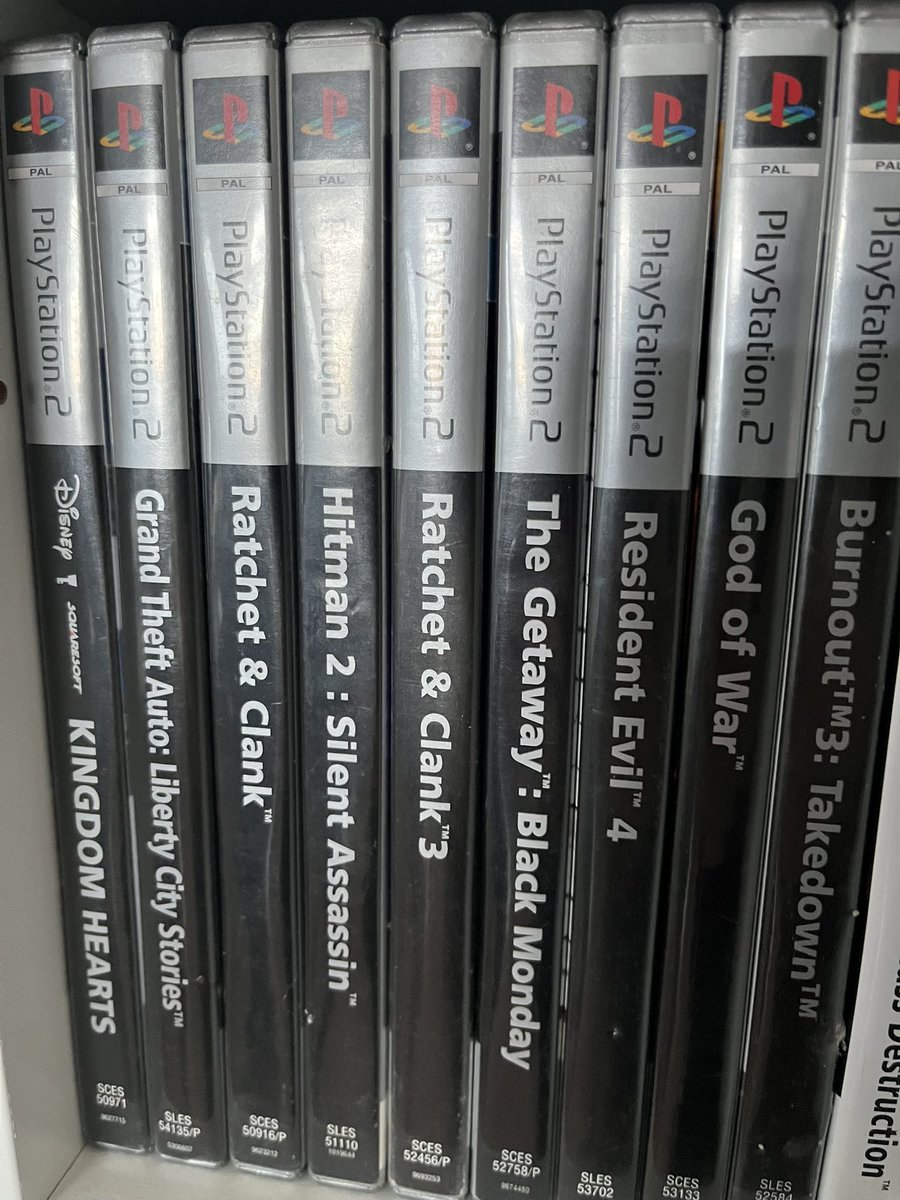 evilreiju's tweet photo. Porque a muchos jugadores no les gusta la caja “Platinum” de #Playstation2 ? 🧐 desde decir que solo sirven como posa vasos , hasta afirmar que no valen ni para coleccionar 🤨… https://t.co/sl1lCHsUAV