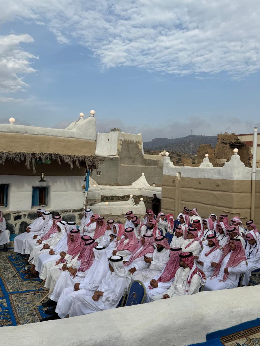 sdcAlmasgi's tweet photo. جانب من حضور ديوانية مركز النشاط الاجتماعي بالمسقي. 
نتقدم بجزيل الشكر والتقدير للحضور من أهل قرية المسقي وكذلك نتقدم بالشكر والتقدير لصاحب قصر عامر آل بارق التراثي بقرية المسقي التراثية الأستاذ عامر آل بارق على السماح للمركز بإقامة الديوانية بالقصر
@TnmyhShaf https://t.co/urpG0SpSC2