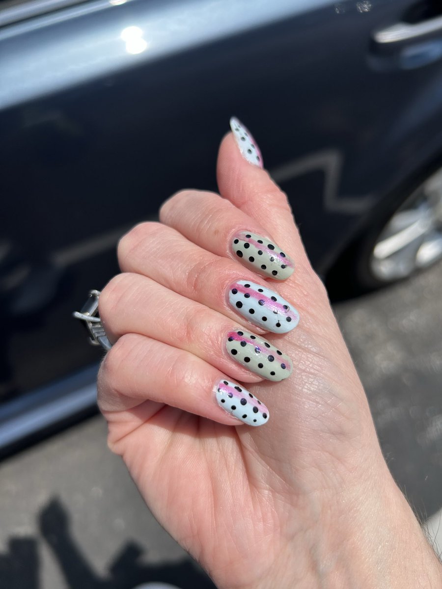 TheDeityApril's tweet photo. I present to you My latest manicure - Trout nails https://t.co/2PLgDYlSY6