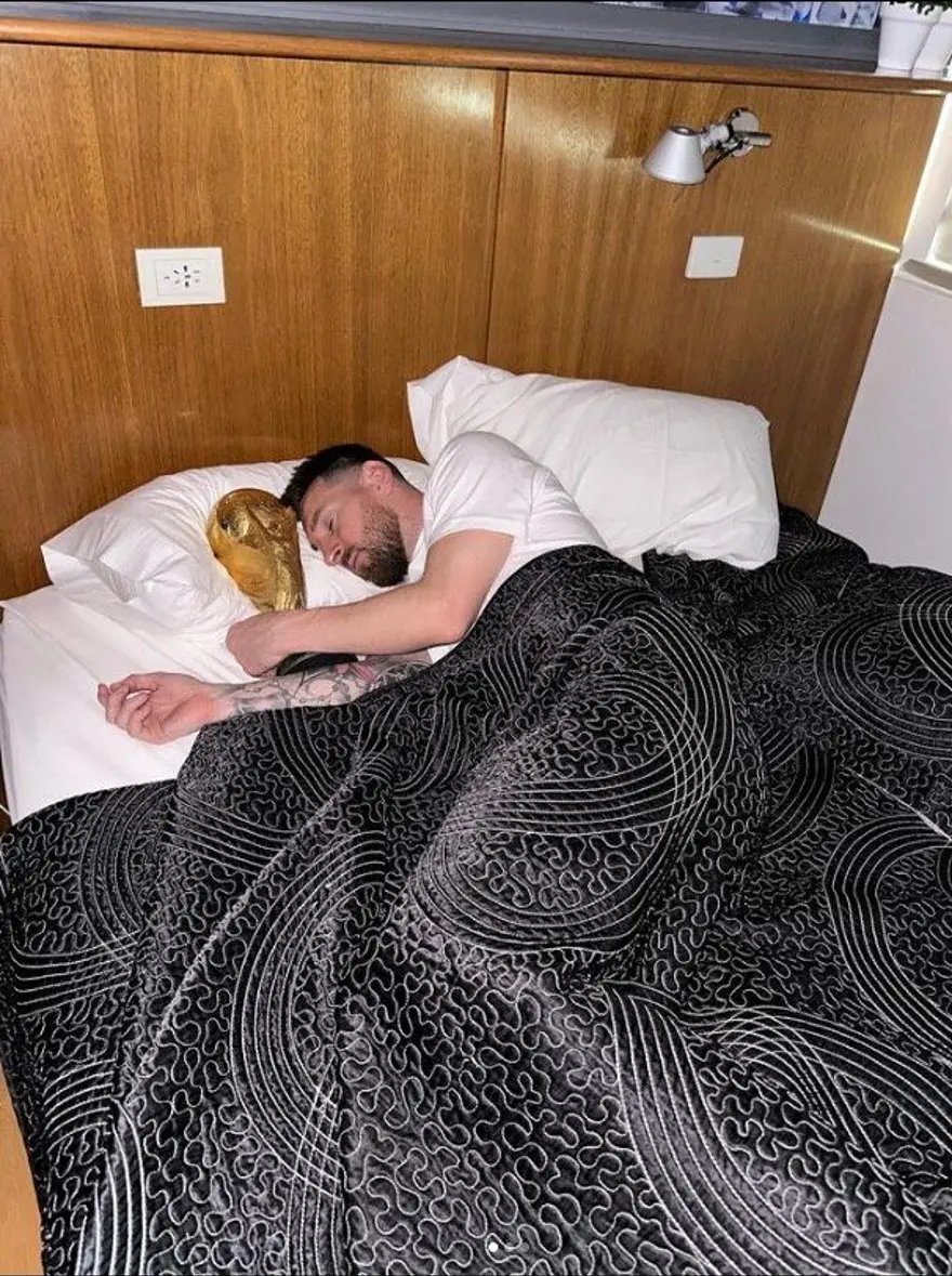 pusholder's tweet photo. Sergio Ramos, Messi'nin Dünya Kupası pozunu verdi. https://t.co/JsVIaP9G7g