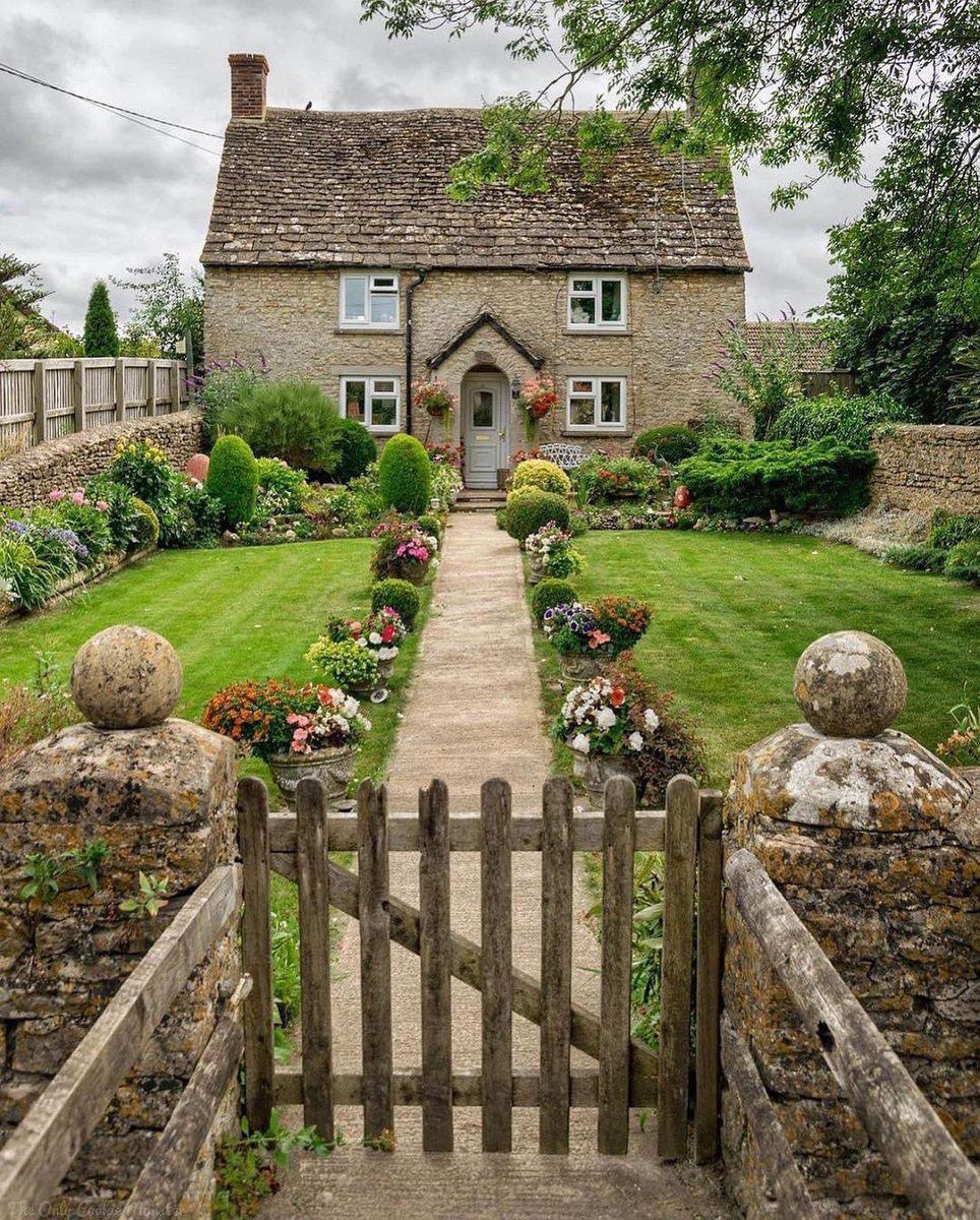 Natursee's tweet photo. A cottage in Cotswold, UK 🇬🇧 https://t.co/fDb5ZCpAe9