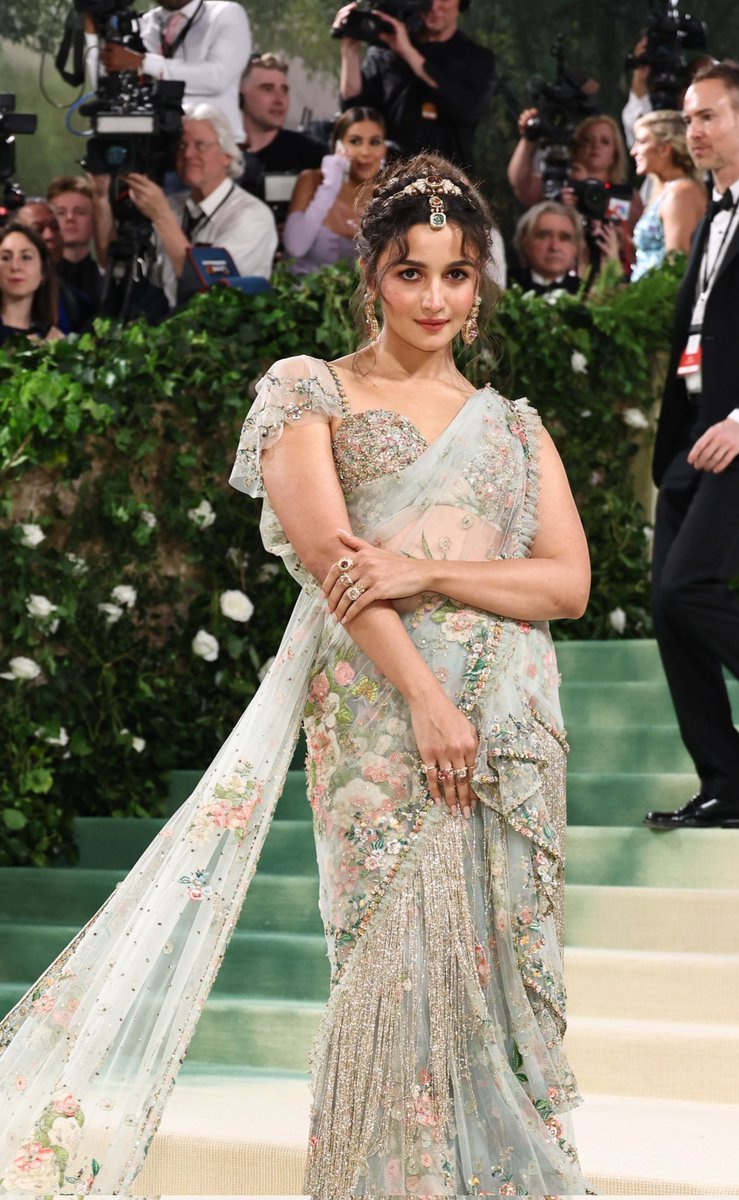 worldofstrarz's tweet photo. Alia Bhatt in a  custom Sabyasachi sari for the 2024 Met Gala 💖✨ https://t.co/Q9yBZkgakC