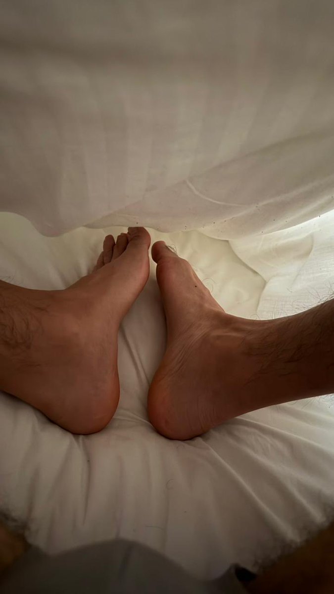MrStinkyGay's tweet photo. Mis pies huelen incluso sin medias y horas después de haberme bañado y no tengo hongos. / My feet smell even without socks and a couple of hours after showering  and I don't have fungus.  #smellyfeet #piesdehombres #pecueca #olorapata https://t.co/O7C83OzH2Y