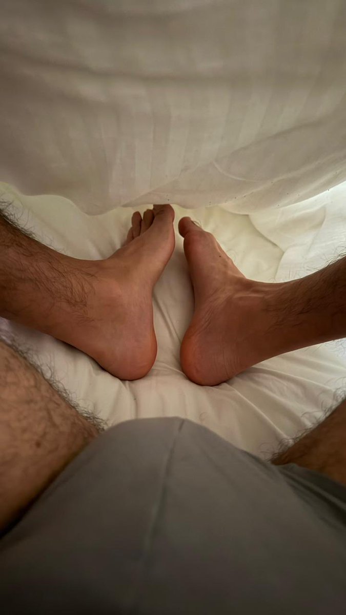 MrStinkyGay's tweet photo. Mis pies huelen incluso sin medias y horas después de haberme bañado y no tengo hongos. / My feet smell even without socks and a couple of hours after showering  and I don't have fungus.  #smellyfeet #piesdehombres #pecueca #olorapata https://t.co/O7C83OzH2Y