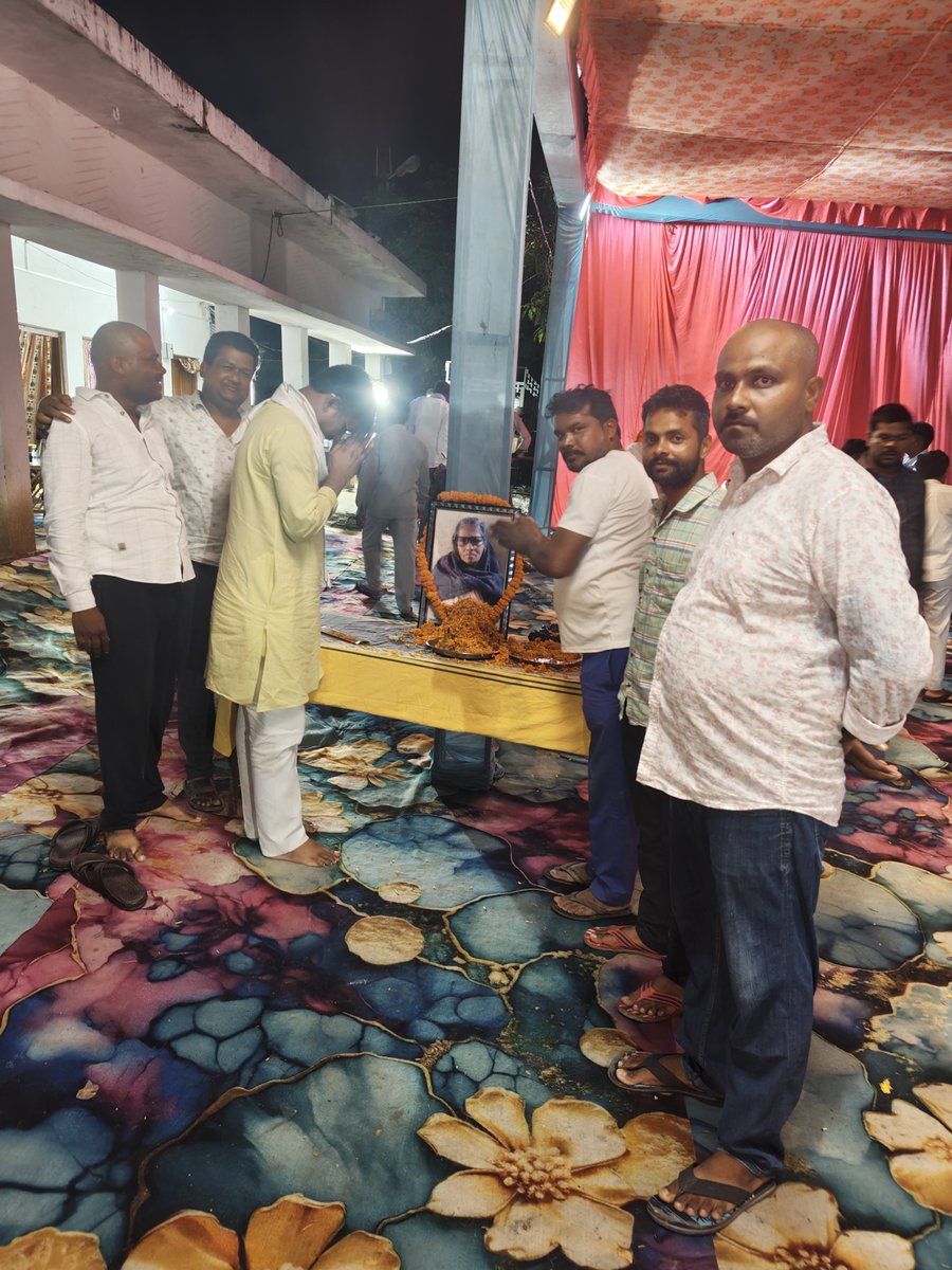 BrijeshKumarIND's tweet photo. महादेवा विधानसभा क्षेत्र के ग्राम फरदा मेंमनोज यादव के स्वर्गीय माता जी के शोकभोज कार्यक्रम में सम्मिलित होकर उनके छायाचित्र पर पुष्प अर्पित कर भावभीनी श्रद्धांजलि अर्पित की।

शोकाकुल परिवार से मिलकर अपनी संवेदनाएं व्यक्त कीं। इस दुःख की घड़ी में हम परिवार के साथ हैं। 🙏 https://t.co/gXay9mMRoq