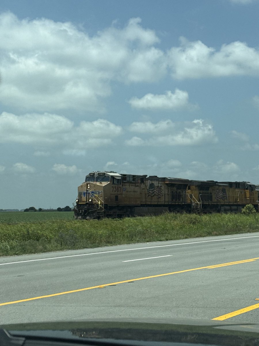 GrantWright8715's tweet photo. UP 7387 somewhere in Arkansas
(My parents took this photo)
#UnionPacific https://t.co/Kf5MQksyMe