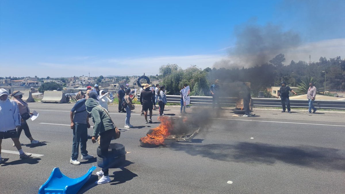 RoxyZavala_'s tweet photo. 🚨 #AHORA | Bloqueo sobre la #Autopista México-Puebla con dirección a la ciudad de #Puebla.

Habitantes de Santa María Moyotzingo se manifiestan para exigir la localización de Maricela Ruiz, de 34 años, quien se encuentra desaparecida. https://t.co/4ojzxSdESA