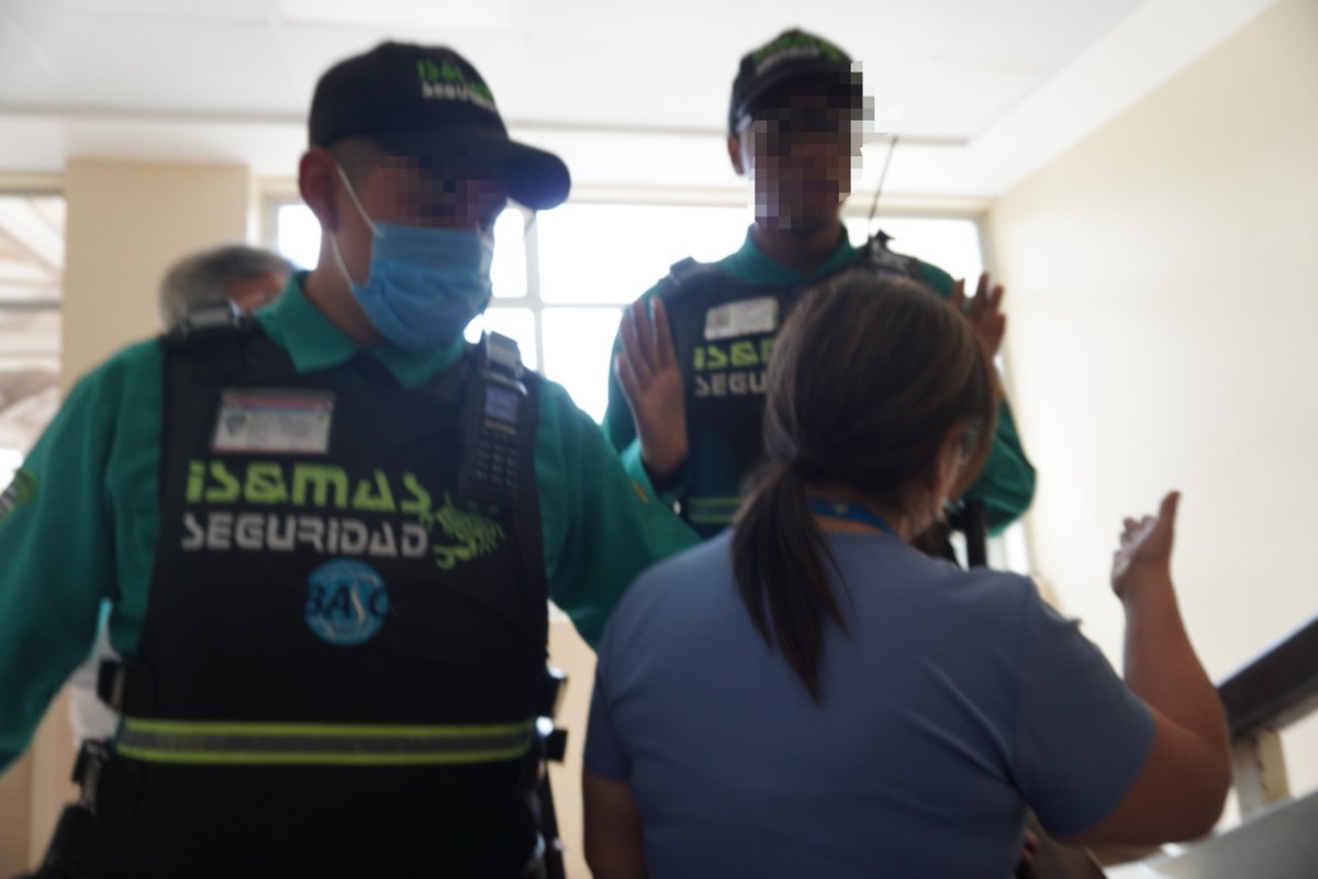 GustavoMateusA's tweet photo. 🔴¡NO NOS VAN A AMEDRENTAR!
Hoy intentaron impedir nuestra labor de fiscalización en el Hospital General "José María Velasco Ibarra" del Tena.

En lugar de acudir ante nuestro llamado, dieron parte a la Policía Nacional y trajeron un contingente de guardias para intentar intimidarnos y obstaculizar nuestro control político.

Se equivocan si creen que con amenazas nos van a detener.