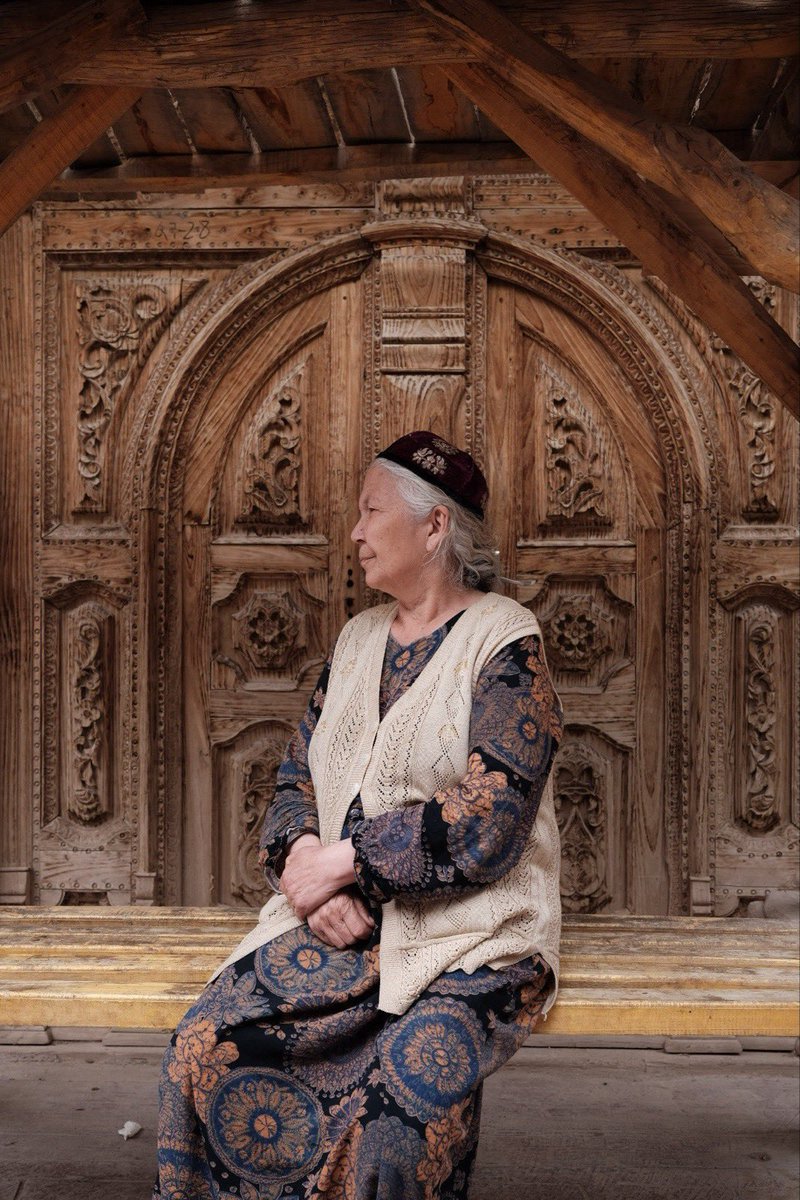 tahakilinctan's tweet photo. DOĞU TÜRKİSTAN GERÇEKLERİ

* Camiler kapalı, cemaatle namaz yasak
* Kadim İslâm şehirlerinde ezan suskun
* Göstermelik açık tutulan az sayıda camide bir avuç ihtiyar dışında cemaat yok
* Dinî kıyafet ve kisveler tamamen yasak
* Uygur Türkleri hayatın her alanında gözetim ve takip altında
* Teknolojinin bütün imkânları asimilasyon için seferber edilmiş durumda
* Şehirler arasında ulaşımda ve harekette kısıtlama var
* Erkek nüfus zorla ve karın tokluğuna çalıştırılıyor
* Uygur Türkleri, Çinlilerle evlenmeye zorlanıyor
* Tarihî şehirlere Çinli yerleşimciler iskan ediliyor
* Kaşgar ve diğer şehirlerin otantik dokusu bozuluyor...

Çin'in propaganda gezilerine katılan sözde gazetecilerin aksine, Doğu Türkistan'a kendi imkânlarıyla seyahat eden Taha Kılınç'ın saha izlenimleri... 

Vakit ayırarak izleyiniz ve vicdanınızla karar veriniz:

https://t.co/fXVoxfrrzD

https://t.co/JY5sNpexuf

https://t.co/sGZkhO5HKw

https://t.co/ekqsKbR65J

https://t.co/8h8QgHPXlg