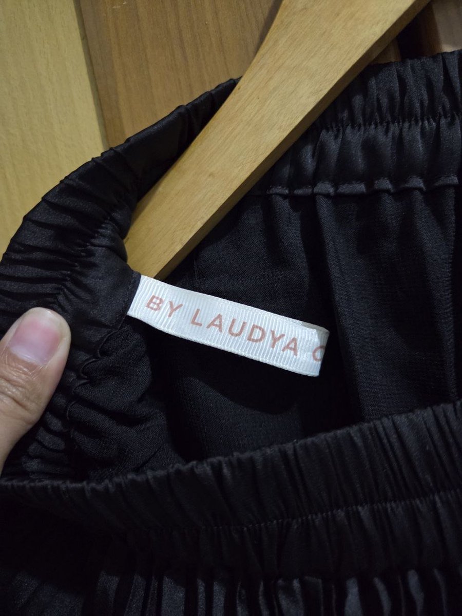 awblackheart's tweet photo. Rok plisket hitam laudya chyntia bella - 85k

DM FOR DETAIL https://t.co/dfa4gMqCX1
