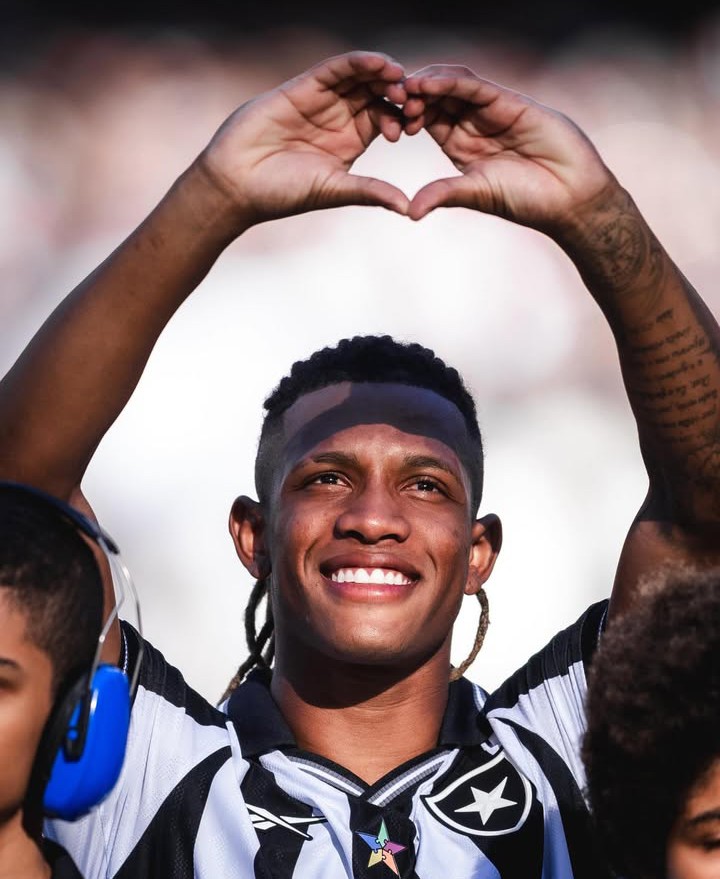 MeuBotafogo's tweet photo. 🚨 Em conversa no CT com a diretoria e o técnico Franclim Carvalho, Danilo se colocou à disposição para jogar contra o Vitória e deve ser relacionado.

Esse cenário só muda se o Palmeiras aumentar consideravelmente a oferta, o que o Botafogo não acredita que acontecerá, ou se o atleta mudar de opinião.

Danilo disse estar com a cabeça boa, à disposição, e que o desejo é se transferir para a Europa.

🗞️ | @jotapfragoso | O Globo