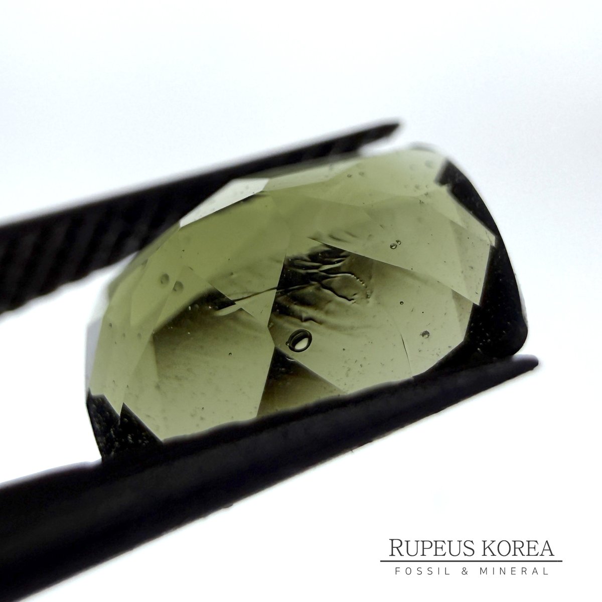fossilmormotekr's tweet photo. 몰다바이트 / Moldavite

생성시기: 1470만년전
체코, 베세드니체 (Besednice, Czechia)
표본크기: 8 x 6 x 3.7mm 1.17ct

​천연 몰다바이트 나석입니다.

내부에 벌레가 기어간 것 같은 불규칙적인 선 형태의 아지랑이로 관찰되는 '르샤틀리에라이트' ( lechatelierite) 내포물이 관찰되고 있습니다.

르샤틀리에라이트는 자연에서는 극도로 드물게 만들어지는 천연 유리의 일종으로 석영이 초고온+고압 환경에서 순식간에 녹았다가 식으면서 만들어지는 준광물의 일종입니다. (그래서 섬전암, 트리니타이트가 대표적인 르샤틀리에라이트의 일종이죠)

이러한 르샤틀리에라이트 결정은 몰다바이트 내부에 알갱이나 벌레가 기어다닌 것 같은 구불구불한 선을 만드는데 이것이 진품 몰다바이트를 구별하는 가장 확실한 특징 중 하나로 알려져 있습니다.

이하 첨부된 사진에서 이러한 르샤틀리에라이트가 만들어낸 특징을 직접 관찰해 볼 수 있습니다.