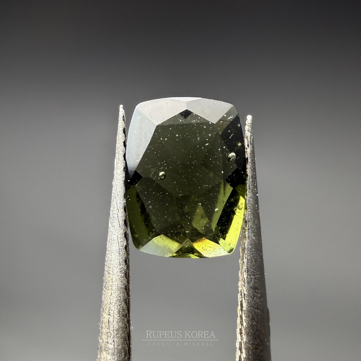 fossilmormotekr's tweet photo. 몰다바이트 / Moldavite

생성시기: 1470만년전
체코, 베세드니체 (Besednice, Czechia)
표본크기: 8 x 6 x 3.7mm 1.17ct

​천연 몰다바이트 나석입니다.

내부에 벌레가 기어간 것 같은 불규칙적인 선 형태의 아지랑이로 관찰되는 '르샤틀리에라이트' ( lechatelierite) 내포물이 관찰되고 있습니다.

르샤틀리에라이트는 자연에서는 극도로 드물게 만들어지는 천연 유리의 일종으로 석영이 초고온+고압 환경에서 순식간에 녹았다가 식으면서 만들어지는 준광물의 일종입니다. (그래서 섬전암, 트리니타이트가 대표적인 르샤틀리에라이트의 일종이죠)

이러한 르샤틀리에라이트 결정은 몰다바이트 내부에 알갱이나 벌레가 기어다닌 것 같은 구불구불한 선을 만드는데 이것이 진품 몰다바이트를 구별하는 가장 확실한 특징 중 하나로 알려져 있습니다.

이하 첨부된 사진에서 이러한 르샤틀리에라이트가 만들어낸 특징을 직접 관찰해 볼 수 있습니다.