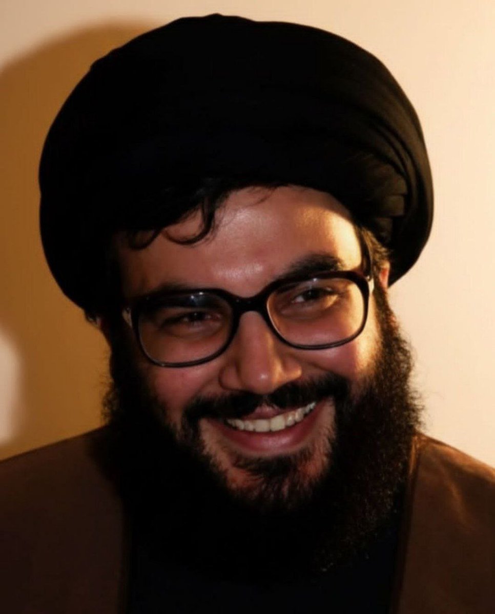 _meyoyo's tweet photo. فتركتَ ما ترك الحسين حرارةً في قلوبنا لا تنتهي برثاءِ ،
يا من كبُرنا مُمسكين رداءهُ كـ تعلُّق الأبناءِ بالآباء … https://t.co/AK6szCzhF2