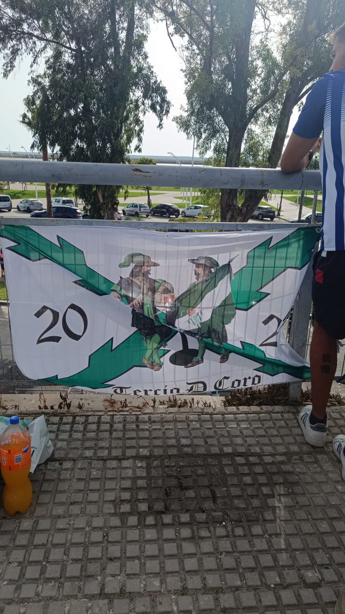 TercioDeCoro's tweet photo. Segundo de pretemporada. Segundo presentes.

Hoy visitamos el Colombino, la casa del Decano del fútbol español. @recreoficial ojalá pronto venir a veros en Liga.

¡Gracias por la acogida a la familia verdiblanca y suerte en la temporada! https://t.co/QmvrM3VREJ