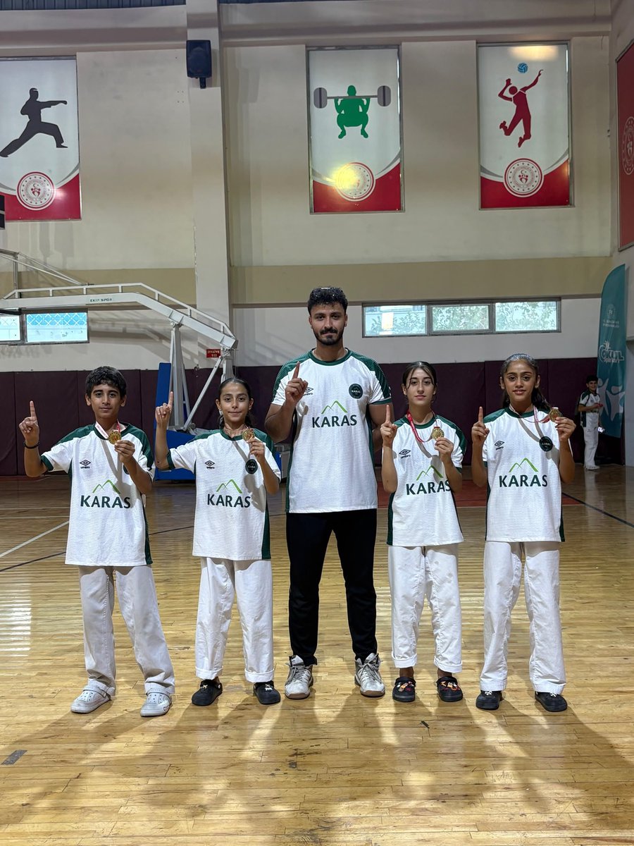 KAGESSpork's tweet photo. Karacadağ Spor Kulübü (KARAS) Sporcularından Büyük Başarı
Karacadağ Spor Kulübü (KARAS) sporcuları, Anadolu Yıldızlar Ligi İl Seçmeleri'nde gösterdikleri üstün performansla önemli bir başarıya imza attılar. Kulübün 4 sporcusu il birincisi olarak, 28-30 Temmuz tarihlerinde Ağrı'da düzenlenecek Anadolu Yıldızlar Ligi müsabakalarında Şanlıurfa'yı temsil etme hakkı kazandı.
Karacadağ Gençlik Kültür ve Spor Derneği (KAGES) olarak, bu gurur verici başarıda emeği geçen Karacadağ Spor Kulübü yönetimini, antrenörlerini ve sporcularını gönülden tebrik ediyor; Ağrı'da gerçekleştirilecek müsabakalarda kendilerine üstün başarılar diliyoruz.