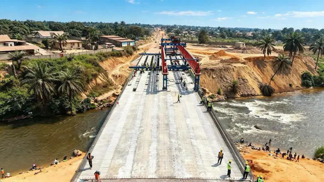 JKapitene's tweet photo. Pdt que les alliés d Kagame d C64 voulaient saboté le pays le 22 Août, #FatshiBeton posait le 21 Août la dernière poutre en T préfabriquée du pont N'Djili, ouvrage de contrôle du Lot 2 d Rocades Sud-Est et Sud-Ouest de Kinshasa. Bokotambola likolo nango kala te. https://t.co/4p9wFFZ3TU