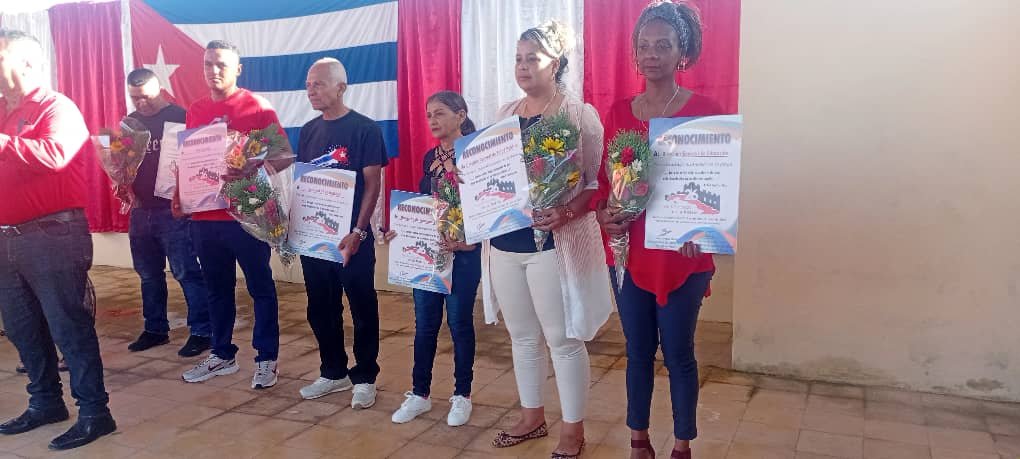 ovalle_verdecia's tweet photo. #Niquero, merecido reconocimiento a todas las entidades destacadas en el Acto Municipal por el día de la Rebeldía Nacional. @BarceloOrt92635 @BorgesOlivero @DiazCanelB https://t.co/4H9K8OtT1b