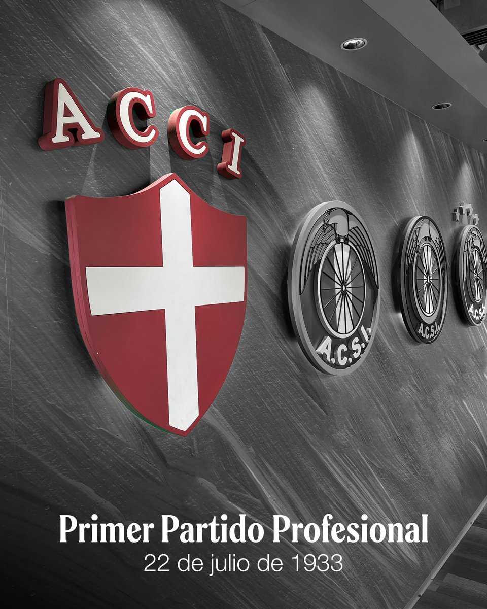 audaxitaliano's tweet photo. PIONEROS: AUDAX ITALIANO Y EL PRIMER PARTIDO PROFESIONAL EN LA HISTORIA DE LOS TORNEOS CHILENOS 👏🇮🇹

¿Sabías que el primer partido de la historia de los torneos nacionales fue protagonizado por Audax Italiano? Un 22 de julio de 1933, hace ya 93 años, nuestro Club se enfrentó a Morning Star en lo que fue el inicio de lo que hoy conocemos como el Torneo de Primera División chileno. 

Aquel encuentro, que terminó favorable para el Audax por tres goles a uno, tuvo algunas historias entretenidas que contar. 

Ante que todo, hay que recordar que a finales de enero de 1933, Audax Italiano inició una gira por las "Tres Américas", disputando encuentros por el continente en una travesía que duró prácticamente nueve meses. Por aquello, quienes se quedaron en Chile tuvieron la misión de representar a nuestro equipo en el inicio del torneo. Según información de la época, los Tanos formaron con Jorge Miranda; Aníbal Madrid, Belisario Salinas; E. Torres, Manuel Figueroa, Oscar Bustos; Dante Giudice, Salomón Melelli, Julio Miranda, Gino Iacoponi y José Arias. 

Junto con ser los iniciadores del torneo, Audax Italiano se matriculó con la primera victoria en la historia de los torneos tras derrotar por tres goles a uno al Morning Star con anotaciones de Julio Miranda en dos ocasiones y Gino Iacoponi.

Entonces, Don Julio más encima fue el encargado de ser el primer anotador oficial en la historia de los torneos nacionales, junto con realizar el primer DOBLETE de nuestros queridos campeonatos. 

"Apenas había transcurrido un cuarto de hora de juego, cuando los italianos consiguieron abrir la cuenta por intermedio de Miranda, que con hermoso golpe de cabeza aprovechó un centro de José Arias", publicó El Mercurio al otro día del encuentro.

Julio Miranda quedó en la historia, a pesar de que luego se le perdió el rastro. Hay discrepancias en la historia, pues algunos comentan que se le apodaba como "Chincolito 2.0" por su juego parecido a Iván Mayo, mientras que otros cuentan que le decían "Pajarito" y que militó fugazmente en Audax Italiano. Según los registros de https://t.co/zsul7ODNgQ, Julio Miranda jugó 8 partidos con nuestra camiseta, anotando un total de 7 goles. Luego no se supo nunca más de él. 

La historia de Gino Iacoponi también tiene datos interesantes que deberían saber. Junto a su hermano Bruno arribaron a Chile en 1923 tras jugar en el Livorno de Italia, incluso llegando a disputar la final de Primera División de 1920 frente al Inter de Milán. 

Según reseña don Gino Barducci en sus libros, Gino era un "half ofensivo, dribleador, rematador e impredecible". Al igual que Miranda, la titularidad de Gino fue fruto de la premura con la que armaron el torneo; al andar el plantel titular de gira, Audax dispuso un equipo "B" en el que se encontraba el italiano, quien por su edad (33) no viajó a la gira por América. 

¿Qué recuerdos tienes de aquella época? Ahhhh, sabemos que nada, por eso te llevamos estos pequeños extractos que engrandecen nuestra historia 💚

#ForzaAudax🇮🇹