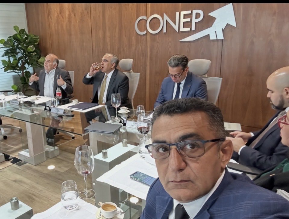 JesusBatistaSu's tweet photo. Durante el encuentro entre el FOPPPREDOM y el Conep, se discutieron temas de interés nacional que son fundamentales para el fortalecimiento de la democracia y el sistema de partidos en el país. Agradecemos al presidente delCONEP, Celso Marranzini, así como a César Dargam y a Boris de León Reyes, presidente de la Asociación Nacional de Jóvenes Empresarios (ANJE), por su valiosa recepción y participación. 
Por parte del Fopppredom, estuvo presente el presidente Lic. Antholín Polanco. También contamos con la participación del Lic. Pelegrín Castillo como invitado especial, además de los presidentes y autoridades de los diferentes partidos. Este tipo de diálogos es esencial para fomentar un ambiente propicio para el desarrollo y la colaboración entre los sectores de la sociedad.