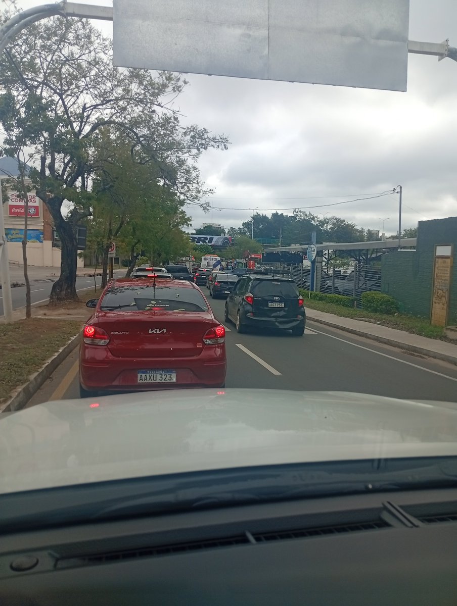 Espartaco4868's tweet photo. @riosbaez7 Están haciendo barreras inecesaria sobre la Avda Mcal López y Madame Lyng bajo el viaducto aparte de ilegal estan obstáculizando el tránsito hasta a ambulancias no puede circular con rapidez,1 km de fila hacia Fernando de Mora es una locura https://t.co/tlYlZGtJXc