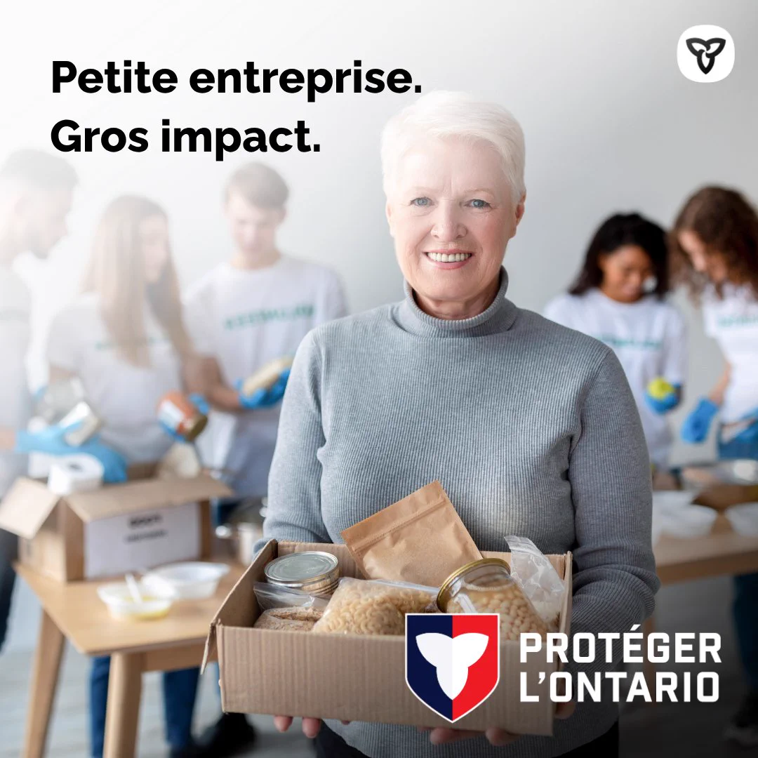Une personne tient une boîte pleine d’aliments emballés. Titre : Petite entreprise. Gros impact. Protéger l'Ontario.