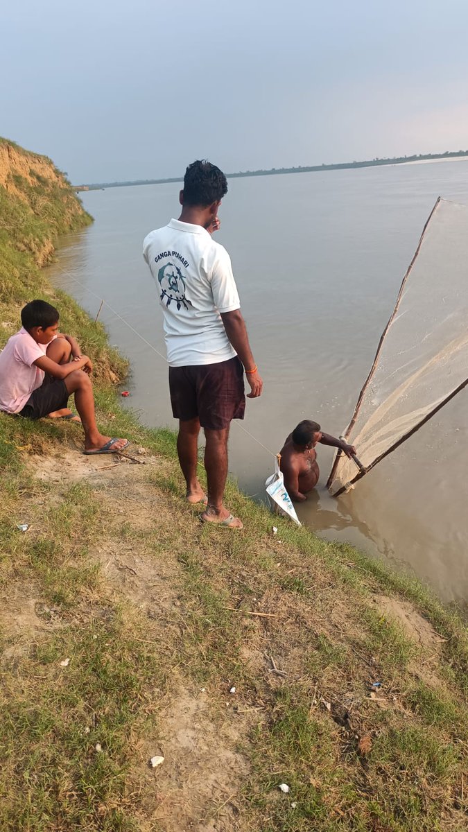 CallingGanga's tweet photo. The Ganga Praharis at Dumduma,  Prayagraj Uttar Pradesh, sensitised the local communities including fishers about aquatic biodiversity conservation, usage of fishing nets with large mesh size and cleanliness of the Ganga River. https://t.co/XjHaOKuymH