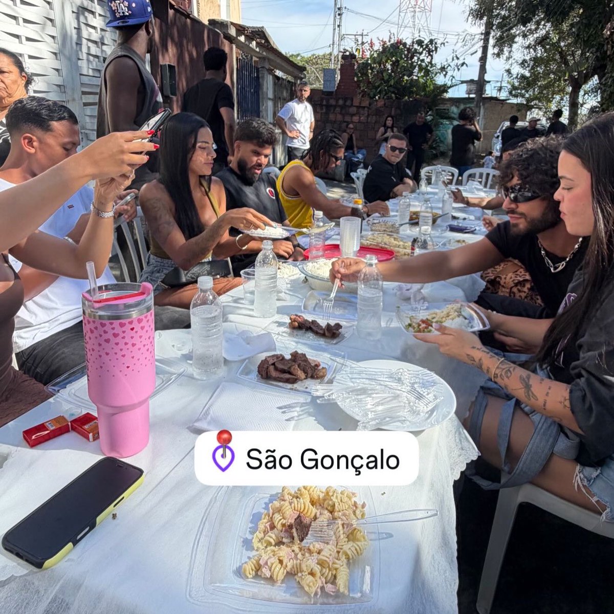 choquei's tweet photo. 🚨FAMOSOS: Virgínia e Vini Jr. estão acompanhados da família e amigos fazendo um churrasco em São Gonçalo. https://t.co/RdFfvWfwkl