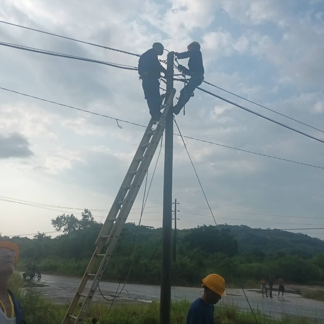 SandyHe12365606's tweet photo. En la tarde de ayer se trabajo por la Brigada de Línea de @ETECSA_Cuba #Mayabeque en la restauración de un daño ocurrido en el territorio. https://t.co/MdVXjXeh7g