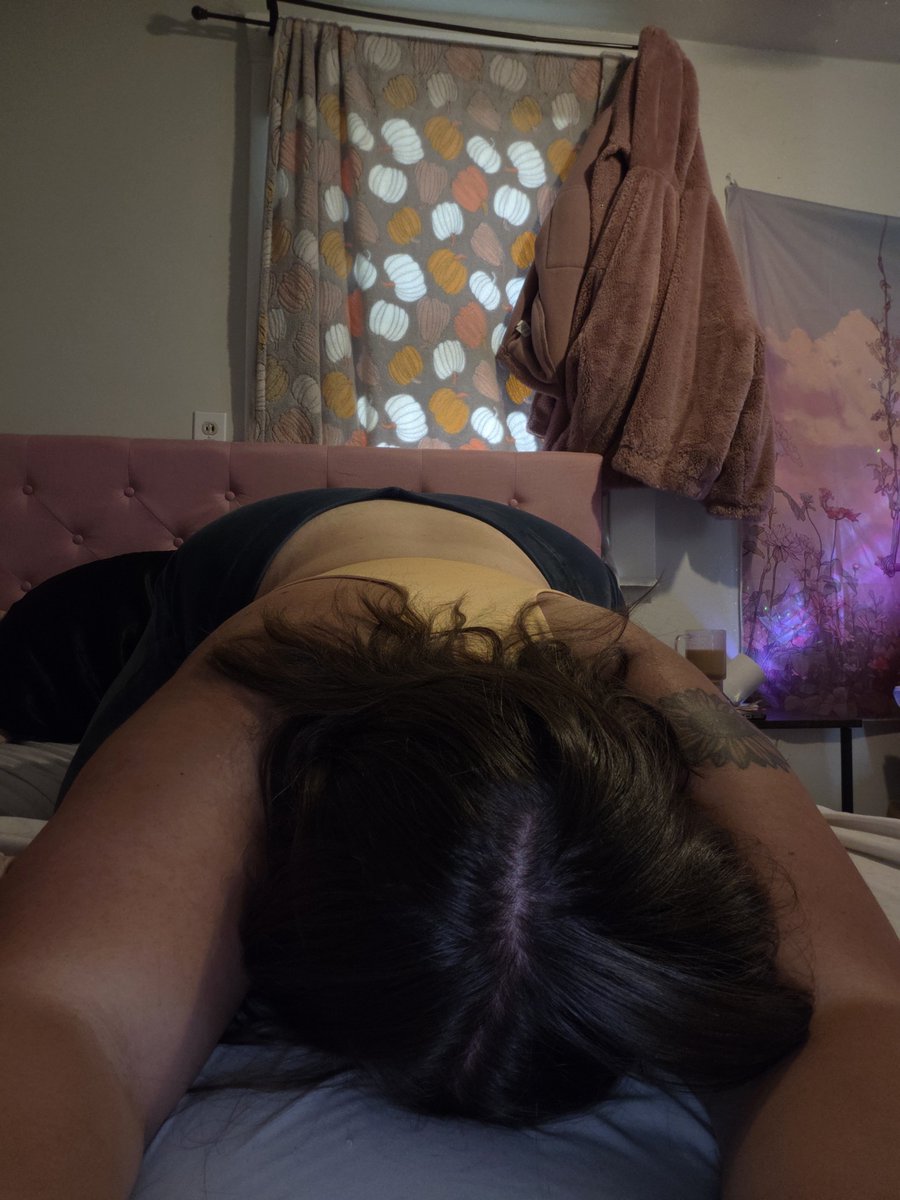 OtaylorsaurusO's tweet photo. Its hump day again isn't it?? 😘 https://t.co/DdGS5rDkLj