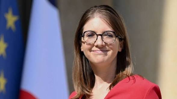Guigz75116's tweet photo. "Ce qui ce passe à l'intérieur des maisons regarde l'État" dixit aurore berger. 

Je vais vous répondre très chère aurore Berger,

Je vais vous le dire cash, comme je le pense : en AUCUN CAS ce qui se passe chez moi ne vous regarde. Ni chez mes voisins. Ni dans aucune maison de France.

Vous n’êtes pas ma mère, pas mon éducateur, pas mon curé et encore moins mon propriétaire. 

Vous êtes une ministre. Votre job, c’est de gérer les routes, les hôpitaux et la sécurité, pas de jouer à Big Brother dans mon salon.

« Heureusement que ce qui se passe à l’intérieur des maisons regarde l’État » ?
Mais vous vous entendez ? C’est la phrase d’une malade autoritaire qui n’a plus aucune limite.

On vit déjà avec des impôts confiscatoires, des caméras partout, des amendes pour tout et n’importe quoi… et maintenant vous voulez décider ce qu’il se passe dans mon salon ?🤣

La France ne manque pas de vrais problèmes : insécurité, écoles qui s’effondrent, dette explosive, hôpitaux saturés. Mais non, votre priorité, c’est de mater les parents et de infantiliser toute une génération.

Vous n’avez pas confiance dans les familles françaises ? Parfait. 

Nous non plus on n’a plus confiance en vous.

Restez en dehors de nos foyers. Occupez-vous de l’extérieur, on gère l’intérieur.

Et si ça vous démange tant que ça de tout contrôler, commencez déjà par réussir à contrôler les frontières et les cités, on en reparlera après.

Cordialement, un citoyen qui en a ras-le-bol de votre paternalisme d’État.
#LaMaisonEstChezMoi #PasChezLÉtat