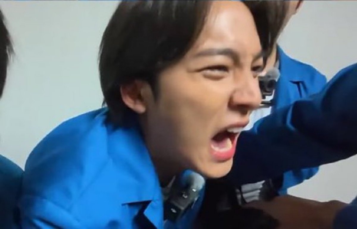 cheolhanglazer's tweet photo. Scared puppy https://t.co/RXbLl2MnD3