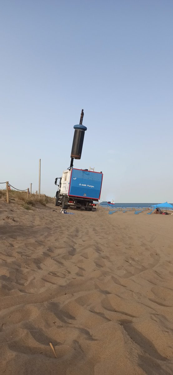 Erguatis's tweet photo. Imposible a otra hora? A las 19 h, la playa llena de  críos corriendo, no se alcanza entender tales negligencias. 
@viladecanstoday 
@ViladecansTweet @OlgaMoralesSeg1 @lavanguardia @elpais @elperiodico https://t.co/QPHQdcxBKC