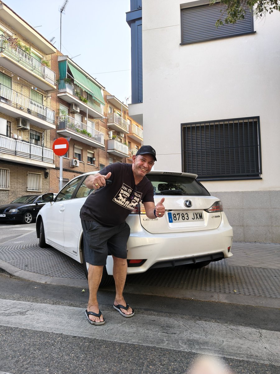 Corpia78's tweet photo. Así es como se cachondea un conductor que tiene su vehículo encima de la acera y en el paso de peatones por recriminarle que aparque ahí. @MADRID @AlmeidaPP @OrlandoChaconT @JMD_villaverde y @policiademadrid apatrullando la ciudad. https://t.co/EjtidpMWCF