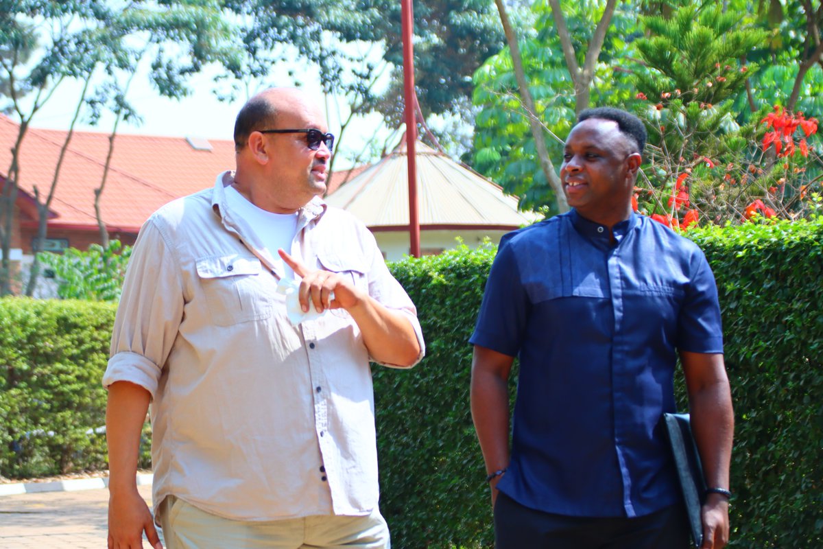 GSF_RC's tweet photo. 1. #BoysToMen | Day 3
We were pleased to welcome @rutarama the Program Specialist at @Imbuto, for a useful session with the boys on mental health and reproductive health.
He encouraged them to build peaceful, safe families. His message was simple: “Baho Kandi Neza”
@anumino https://t.co/VazsNmuF9X
